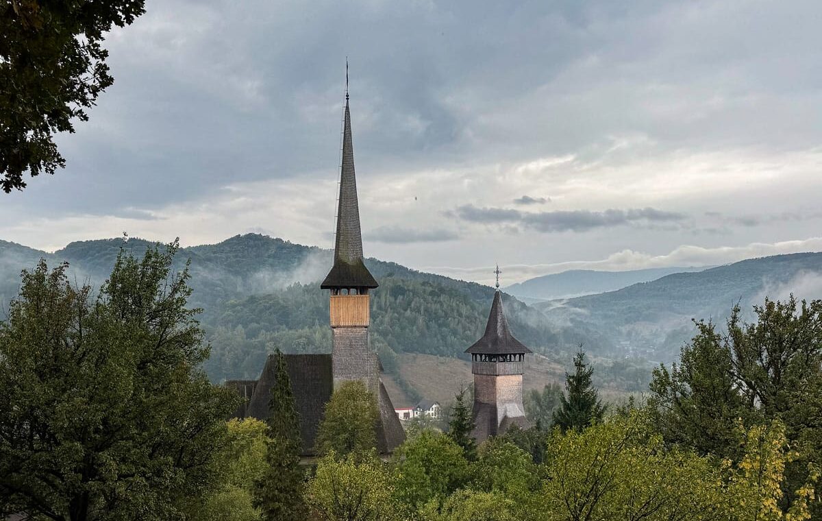 Holzkirche und Glockenturm des Klosters Bârsana in der Maramureș