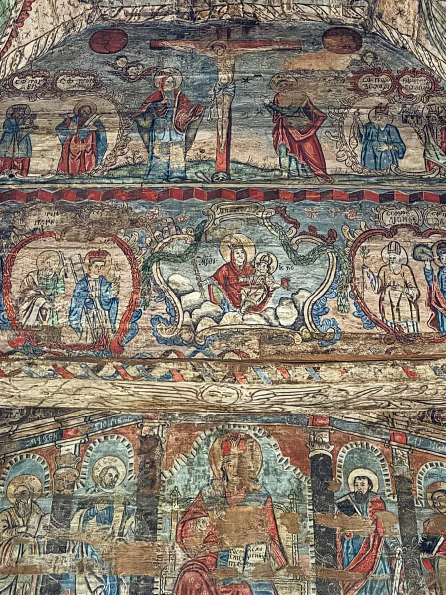 Kreuzigung und Maria mit Jesuskind in den Wandmalereien der Holzkirche Mariä Tempelgang in Bârsana