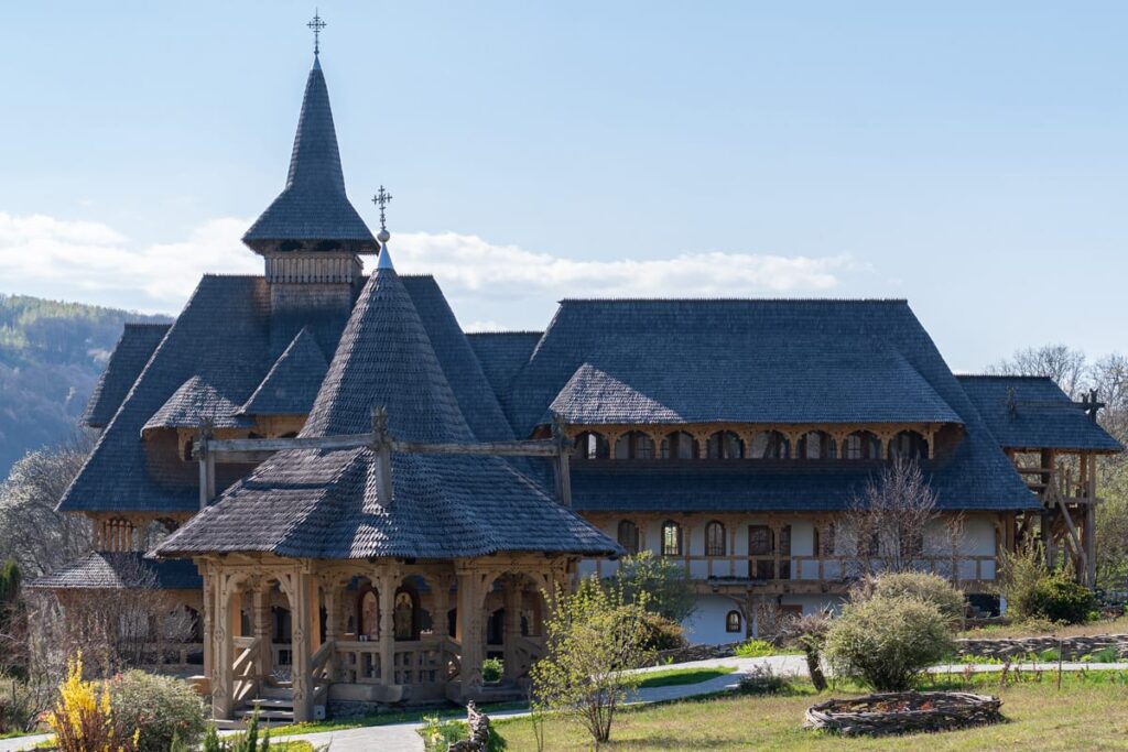 Kulturzentrum „Episcopul Gavril de Bârsana“ mit Weihwasser-Kapelle im Kloster Bârsana