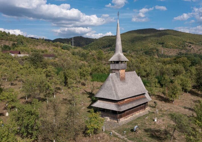 UNESCO-Holzkirche Mariä Tempelgang in Bârsana auf dem Jbâr-Hügel