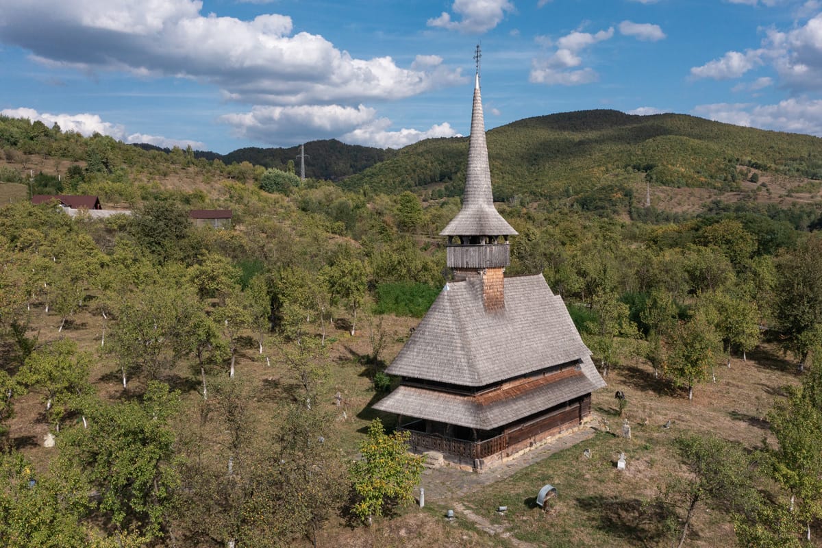 UNESCO-Holzkirche Mariä Tempelgang in Bârsana auf dem Jbâr-Hügel