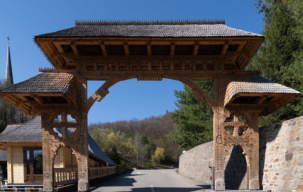 Traditionell geschnitztes Maramureș-Tor am Kloster Bârsana