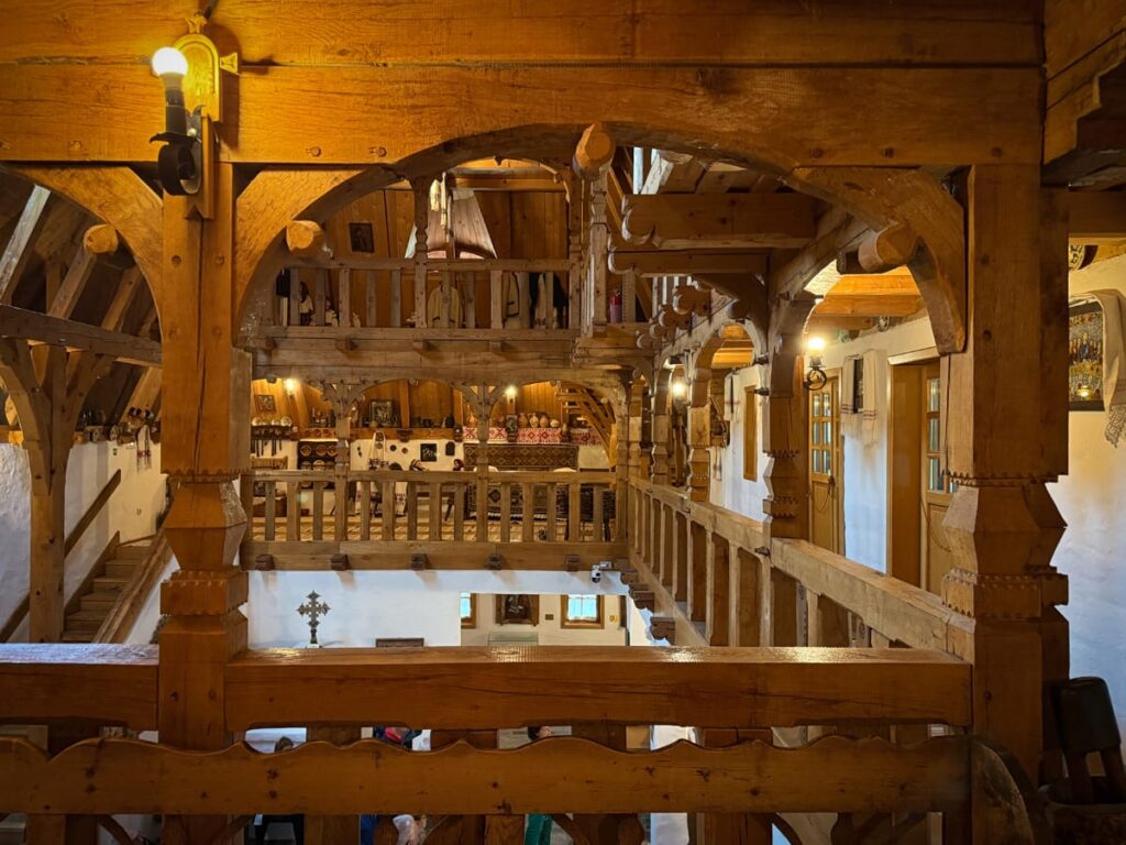 Innenraum des Museums im Kloster Bârsana mit hölzernen Galerien und Balkenkonstruktionen