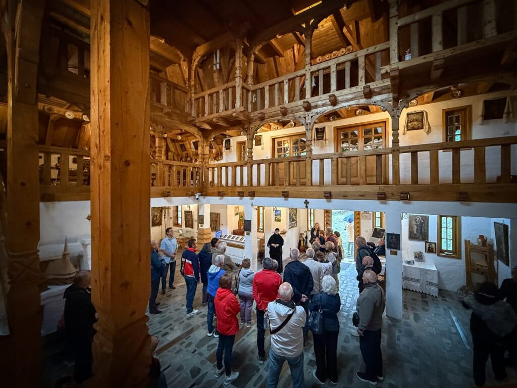 Innenansicht des Museums im Kloster Bârsana mit Besuchern und historischen Exponaten