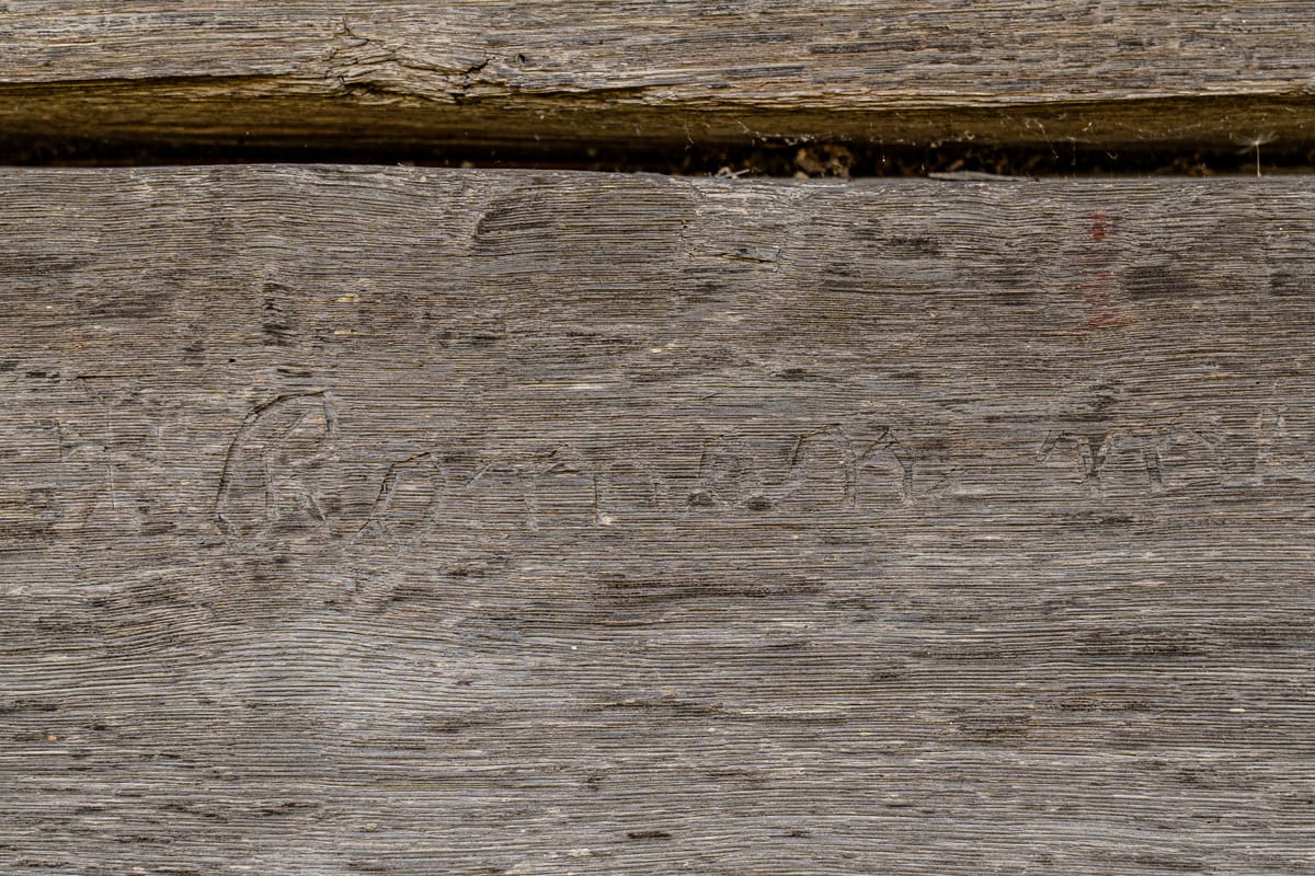 Eingeritzter Name Roman in einem Holzbalken der Kirche Mariä Tempelgang in Bârsana