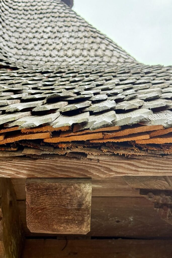 Mehrlagig verlegte Holzschindeln auf einem Dach im Kloster Bârsana