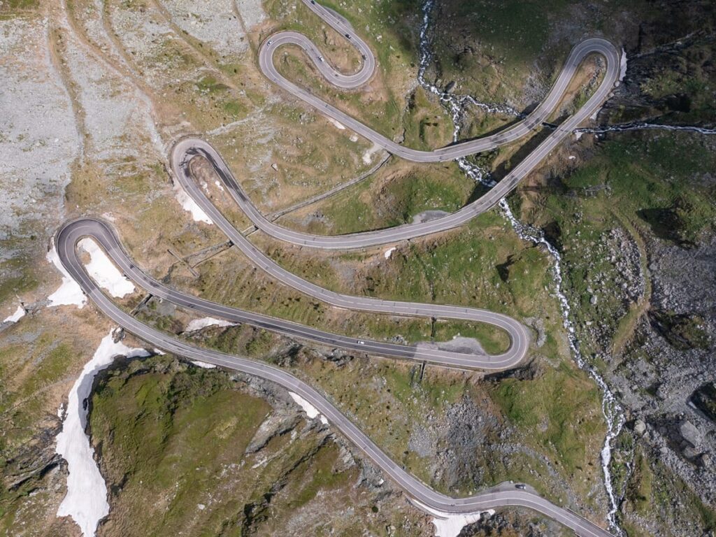 Serpentinen der Transfăgărășan im Făgăraș-Gebirge aus der Luft