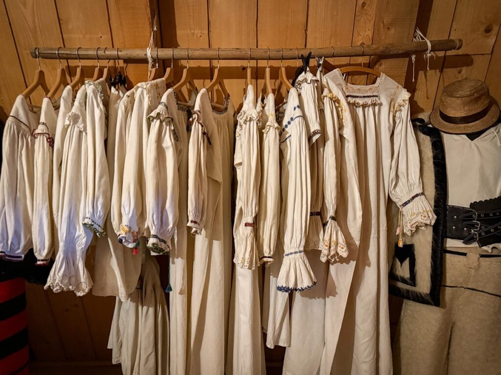 Traditionelle weiße Trachten der Maramureș im Museum des Klosters Bârsana