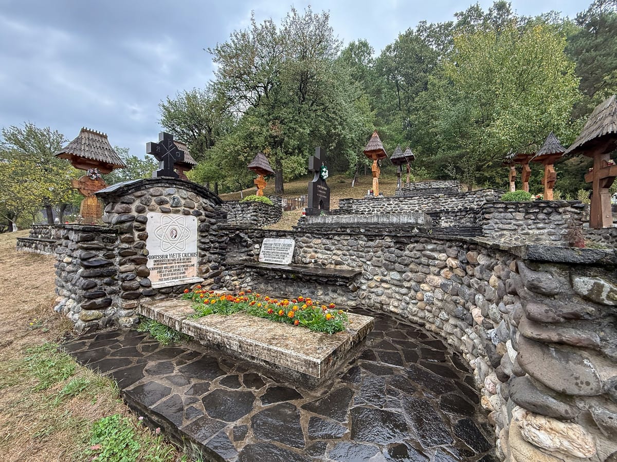Grab der französischen Physikerin Yvette Cauchois auf dem Friedhof des Klosters Bârsana in Rumänien