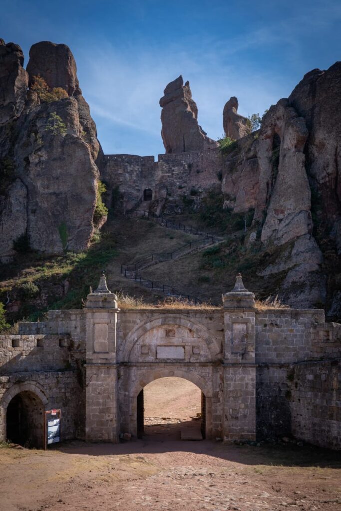 Historisches Eingangstor der Festung Belogradtschik zwischen den Felsen