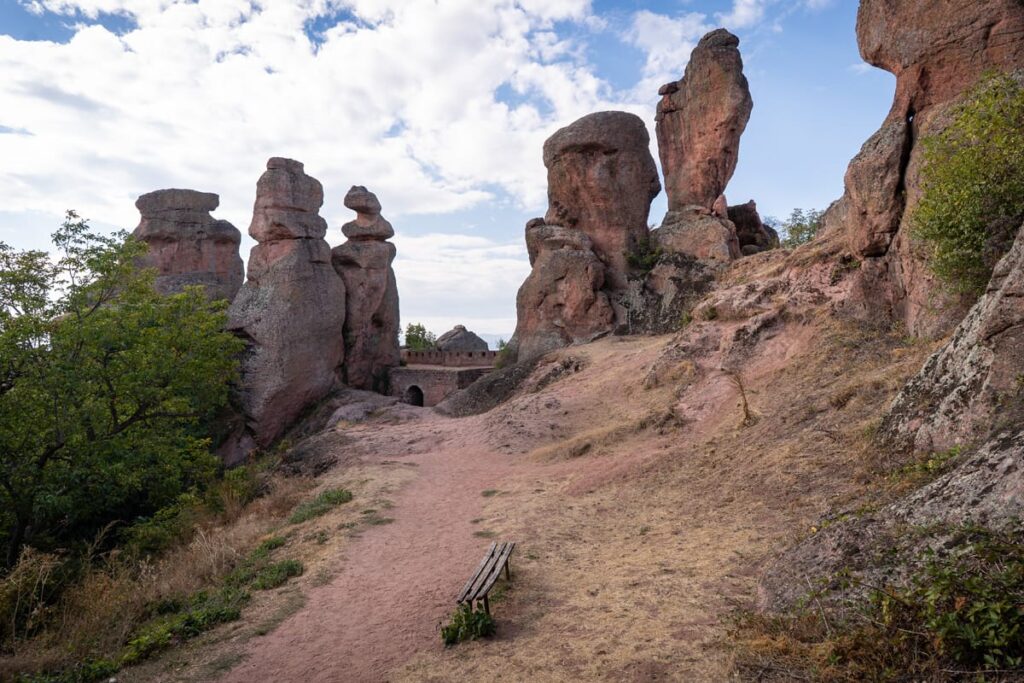 Oberer Innenhof der Festung Belogradtschik zwischen den Felsen