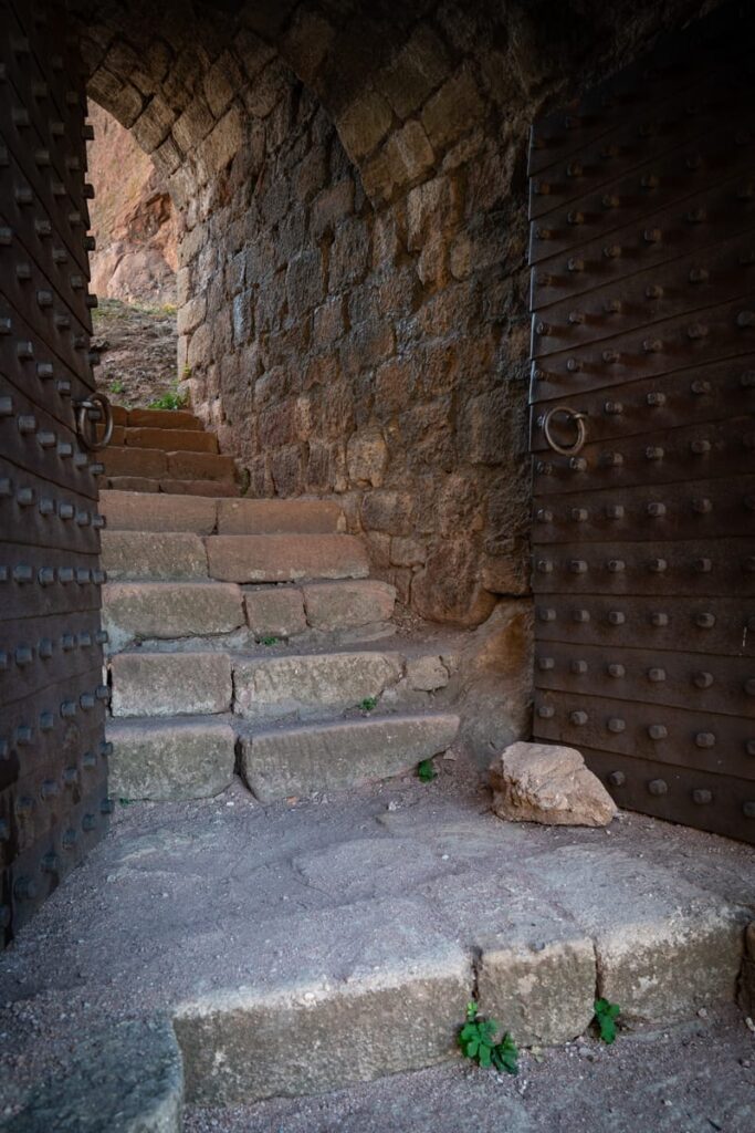 Altes Holztor und Steintreppe in der Festung Belogradtschik
