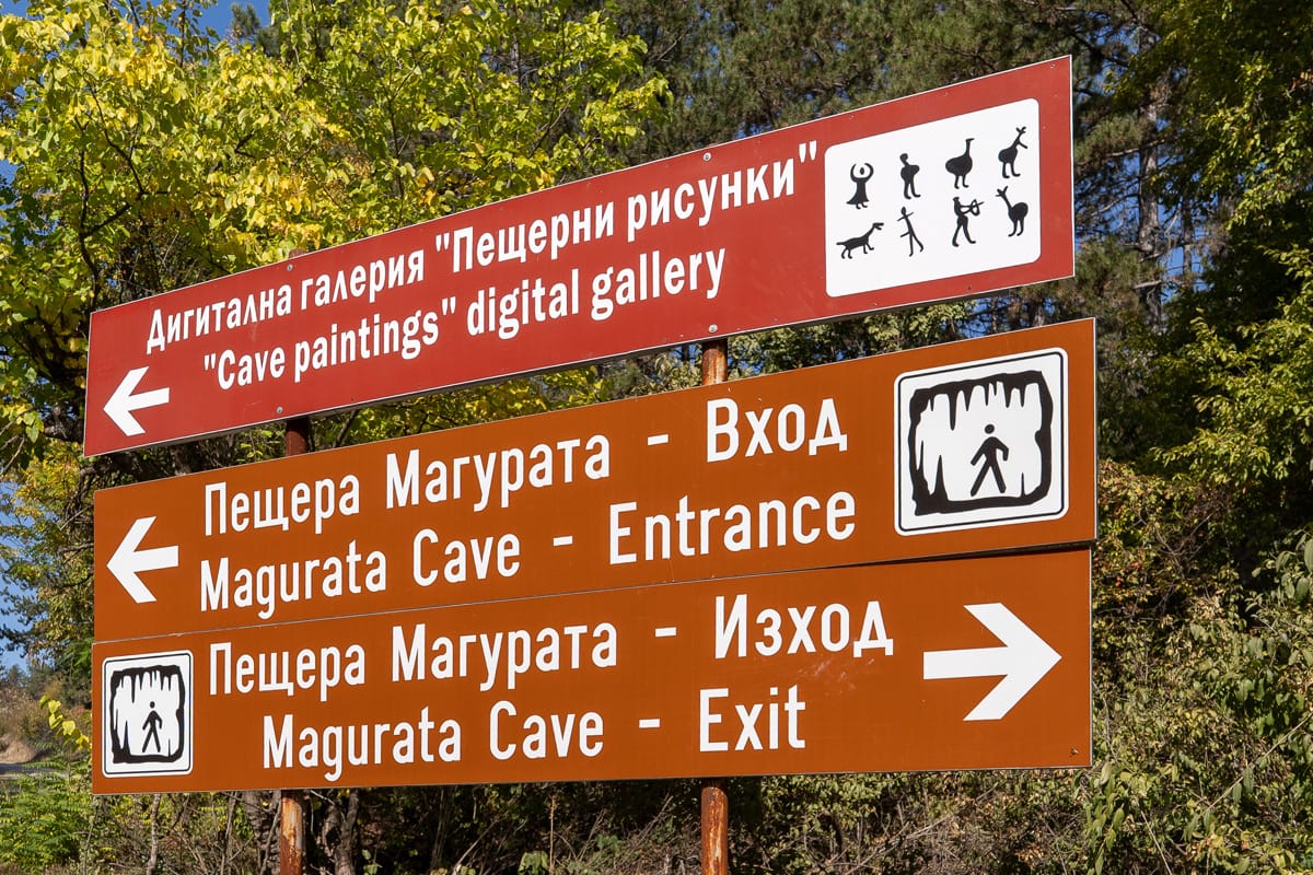 Wegweiser am Eingang der Magura-Höhle in Bulgarien