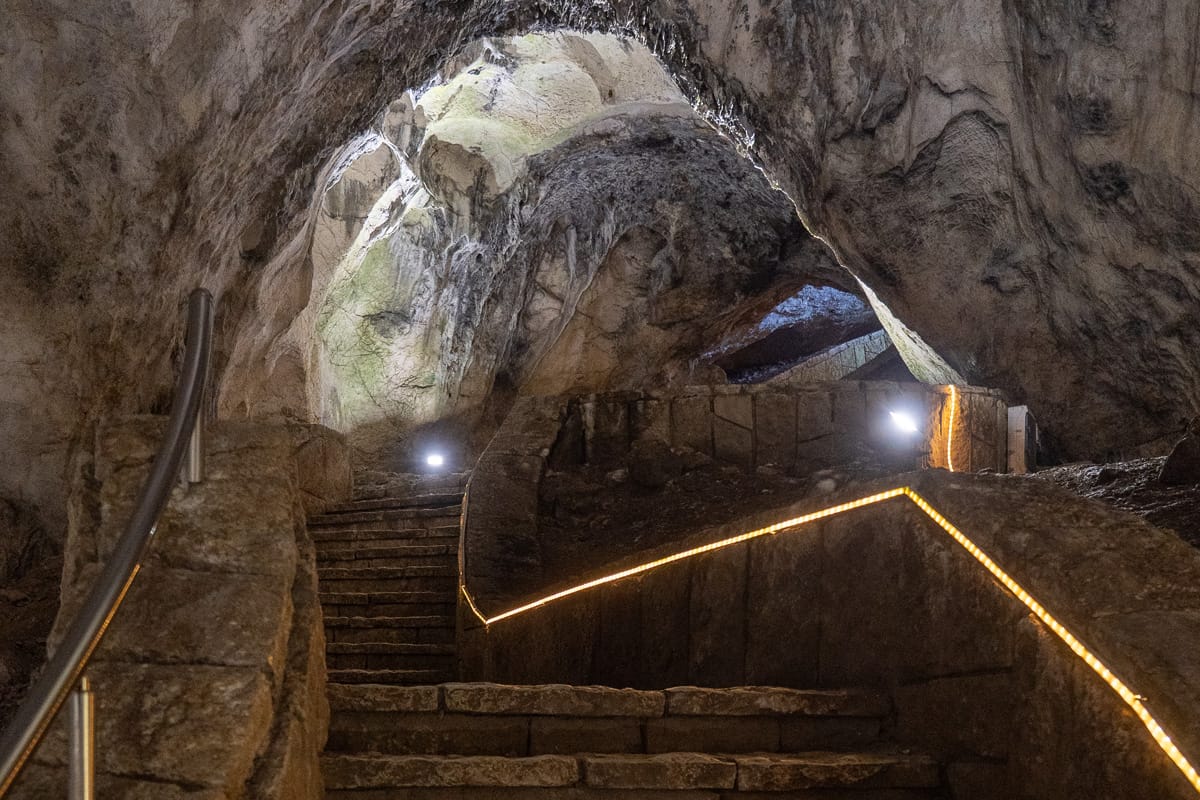 Treppen und gewaltige Felsformationen im Inneren der Magura-Höhle