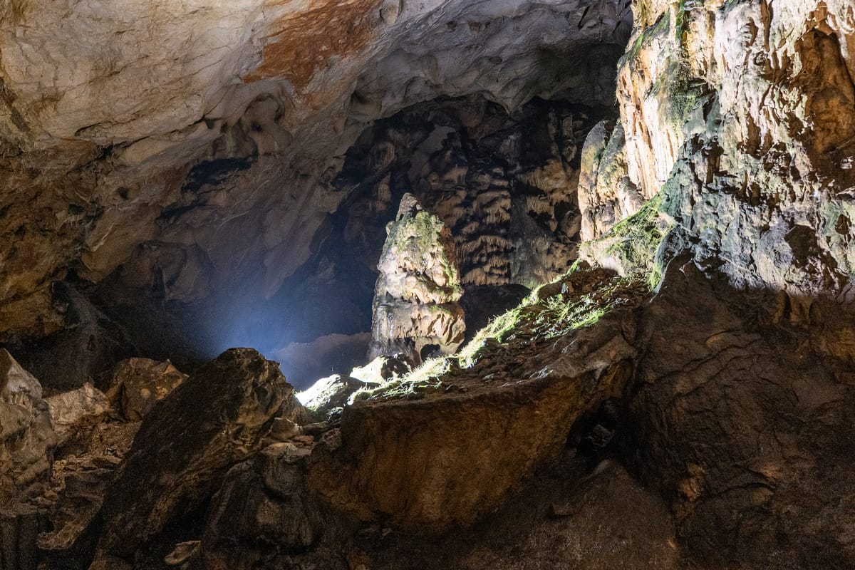 Beleuchtete Fels- und Tropfsteinformationen in der Magura-Höhle