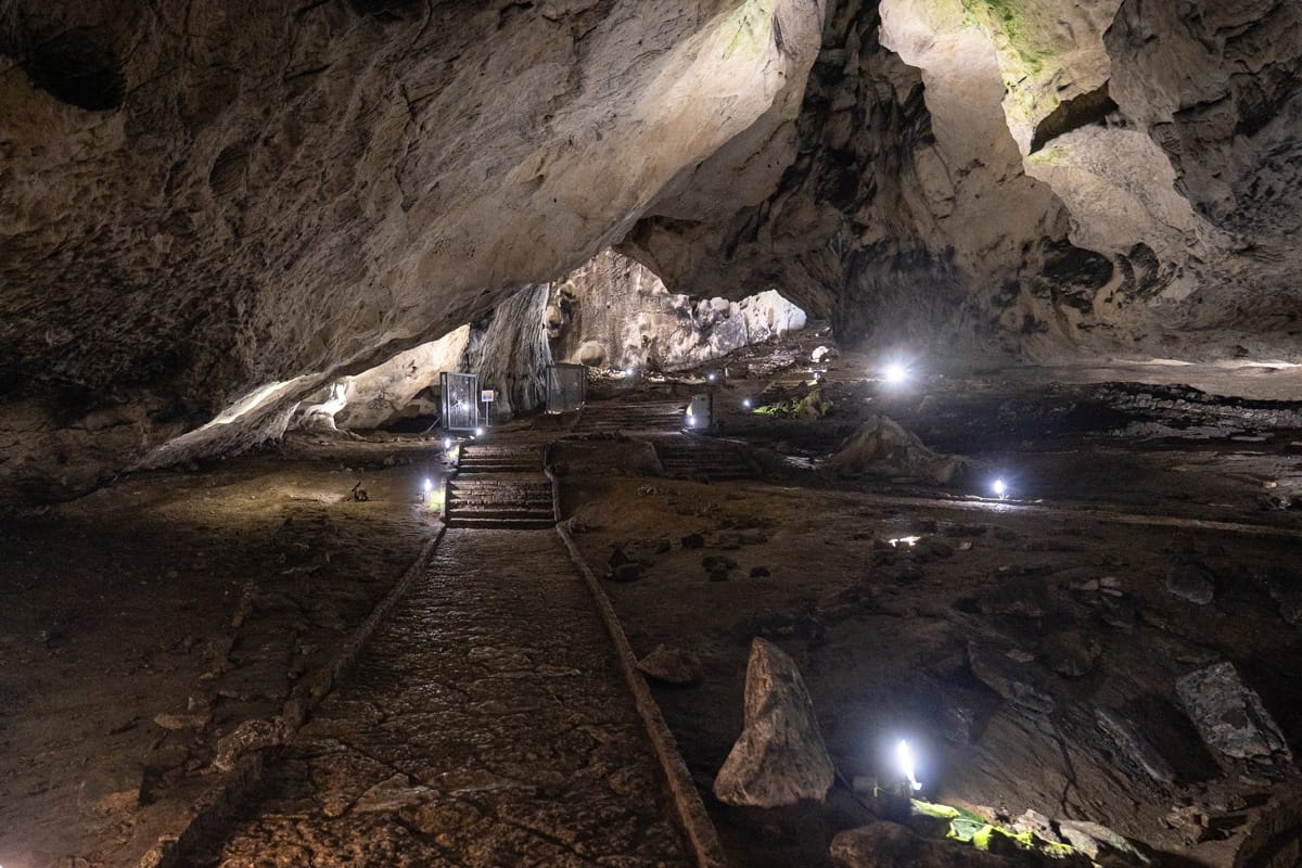 Gewaltige Felsenhalle mit Besucherweg in der Magura-Höhle