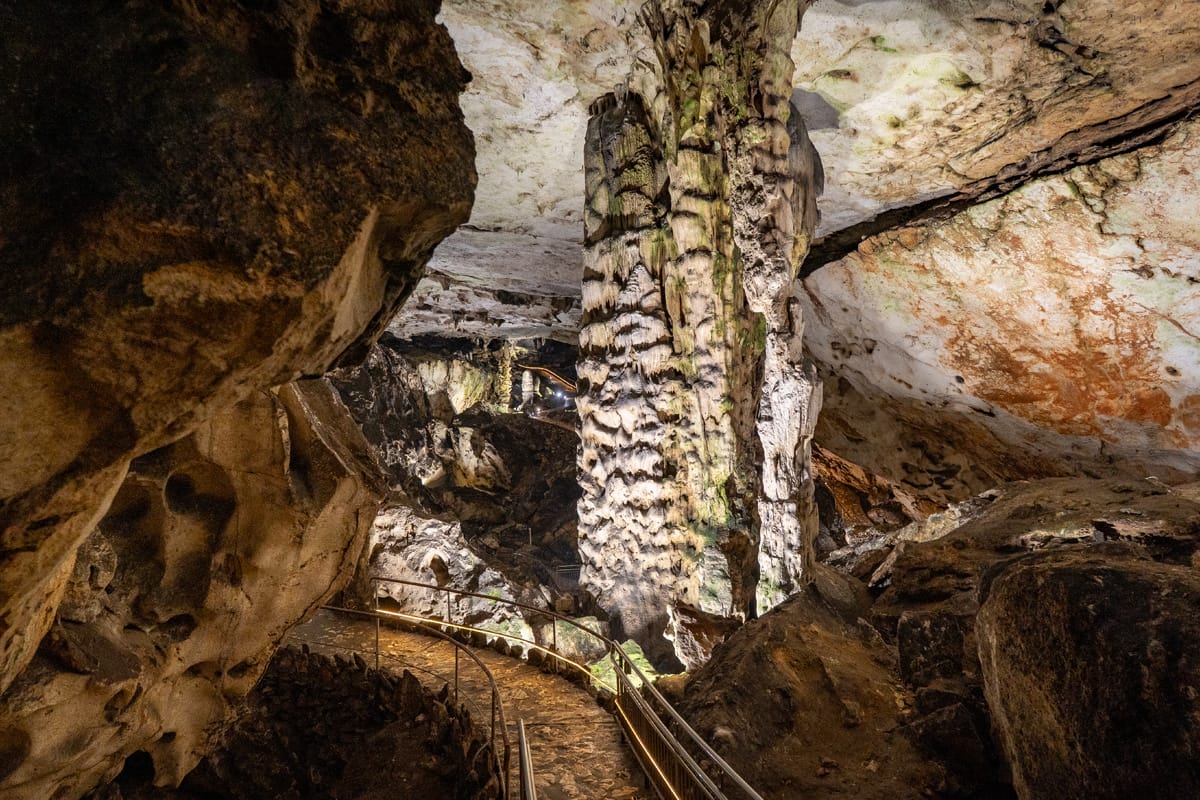 Mächtige Tropfsteinsäule am Besucherweg in der Magura-Höhle