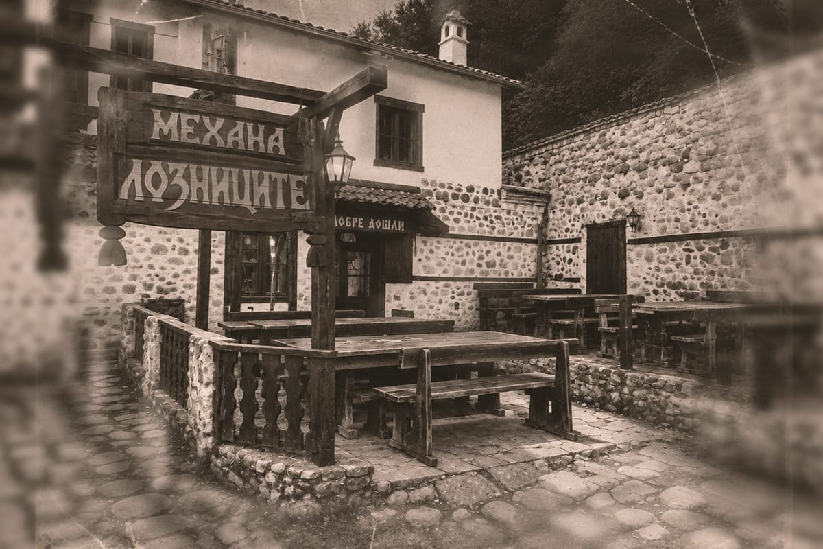 Historisch anmutende Ansicht der Taverne Mehana Loznicite in Melnik mit dunklen Holztischen, rustikalen Sitzbänken, Natursteinmauern und einem hölzernen Wirtshausschild. KI-Rekonstruktion in Co-Work mit Hinterm-horizont-rechts (Adobe Photoshop).